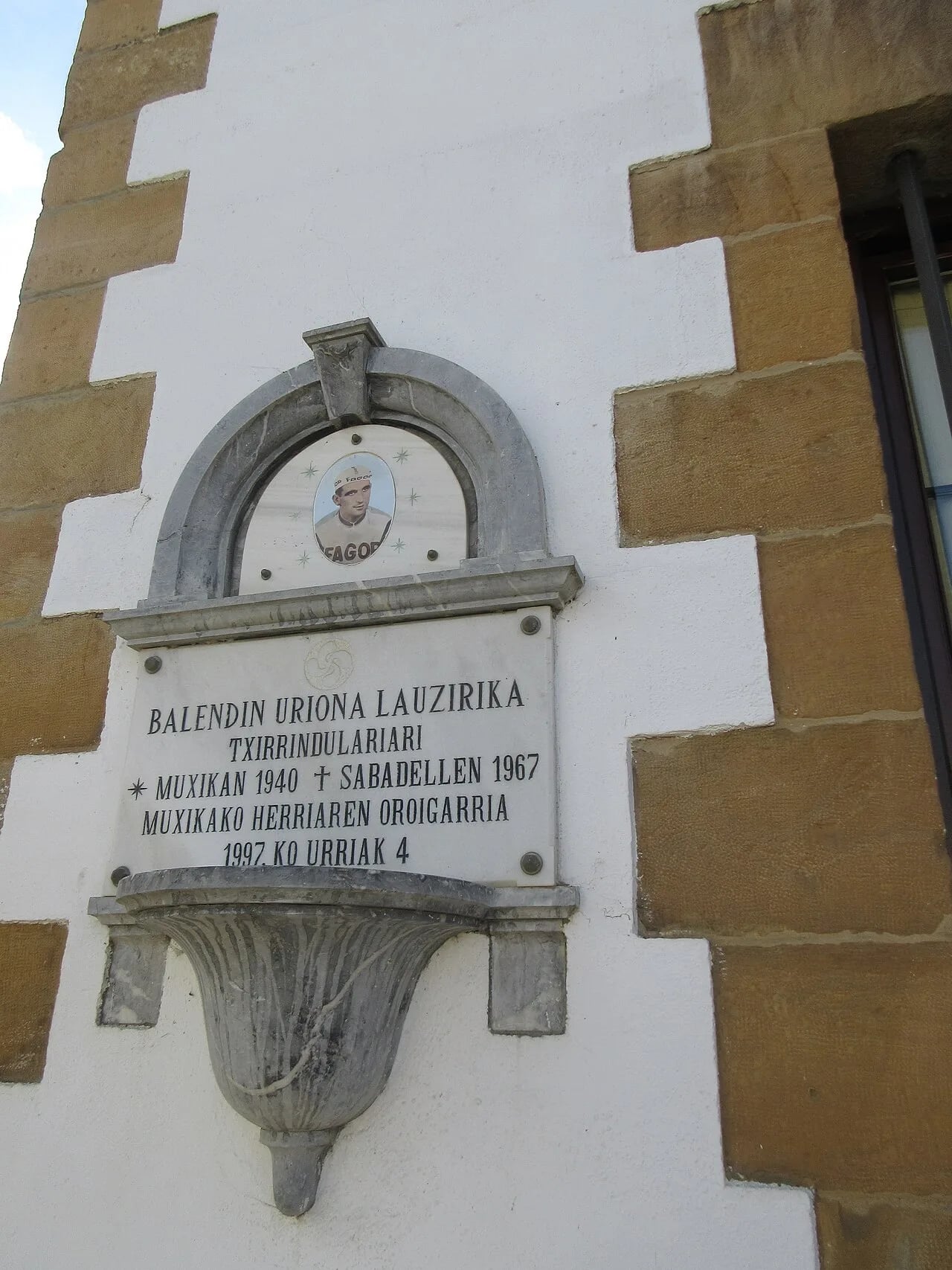 Portrait of Valentín Uriona (1940–1967) – memorial page
