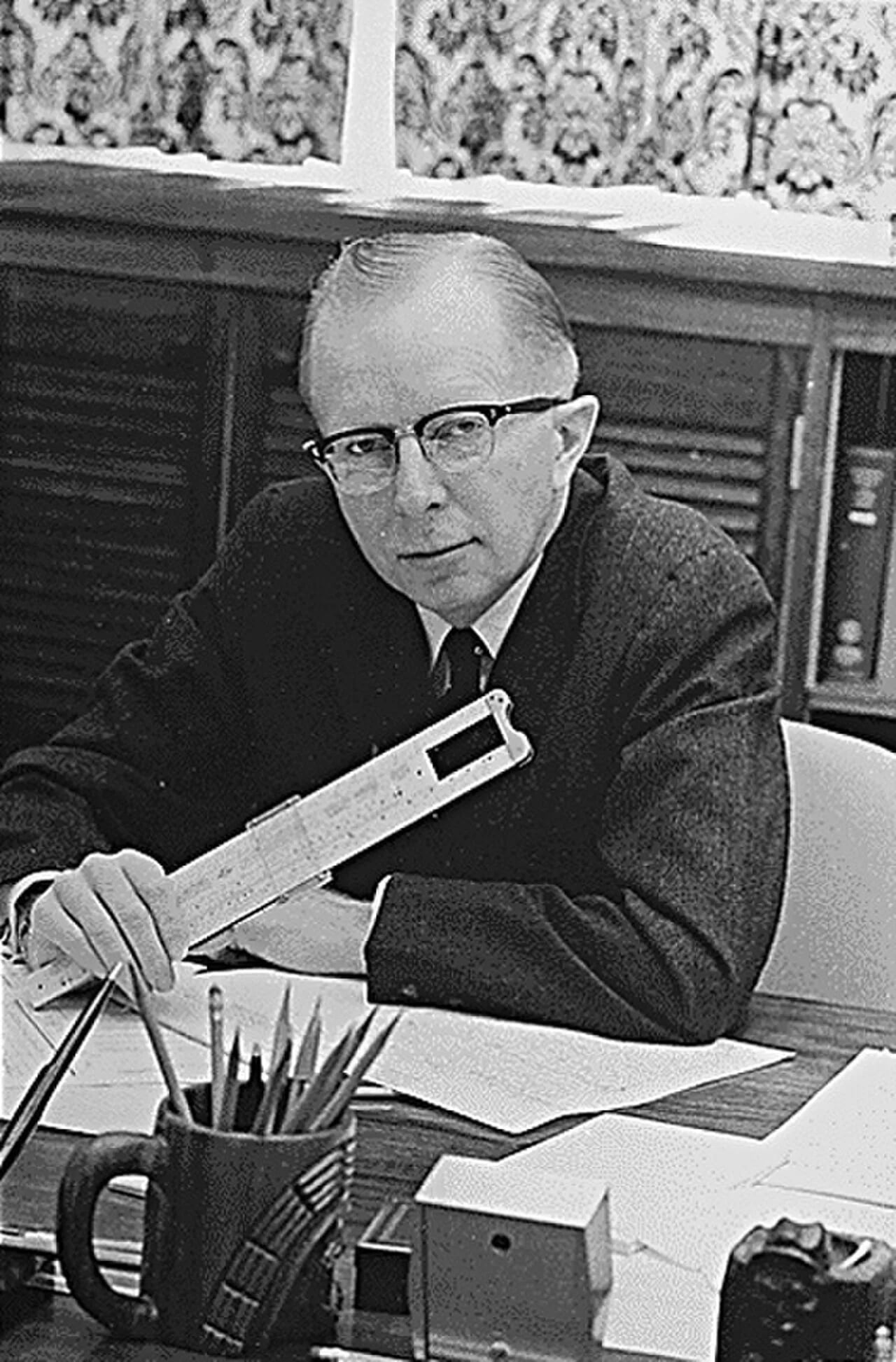 Portrait of Paul McCracken (1915–2012) – memorial page