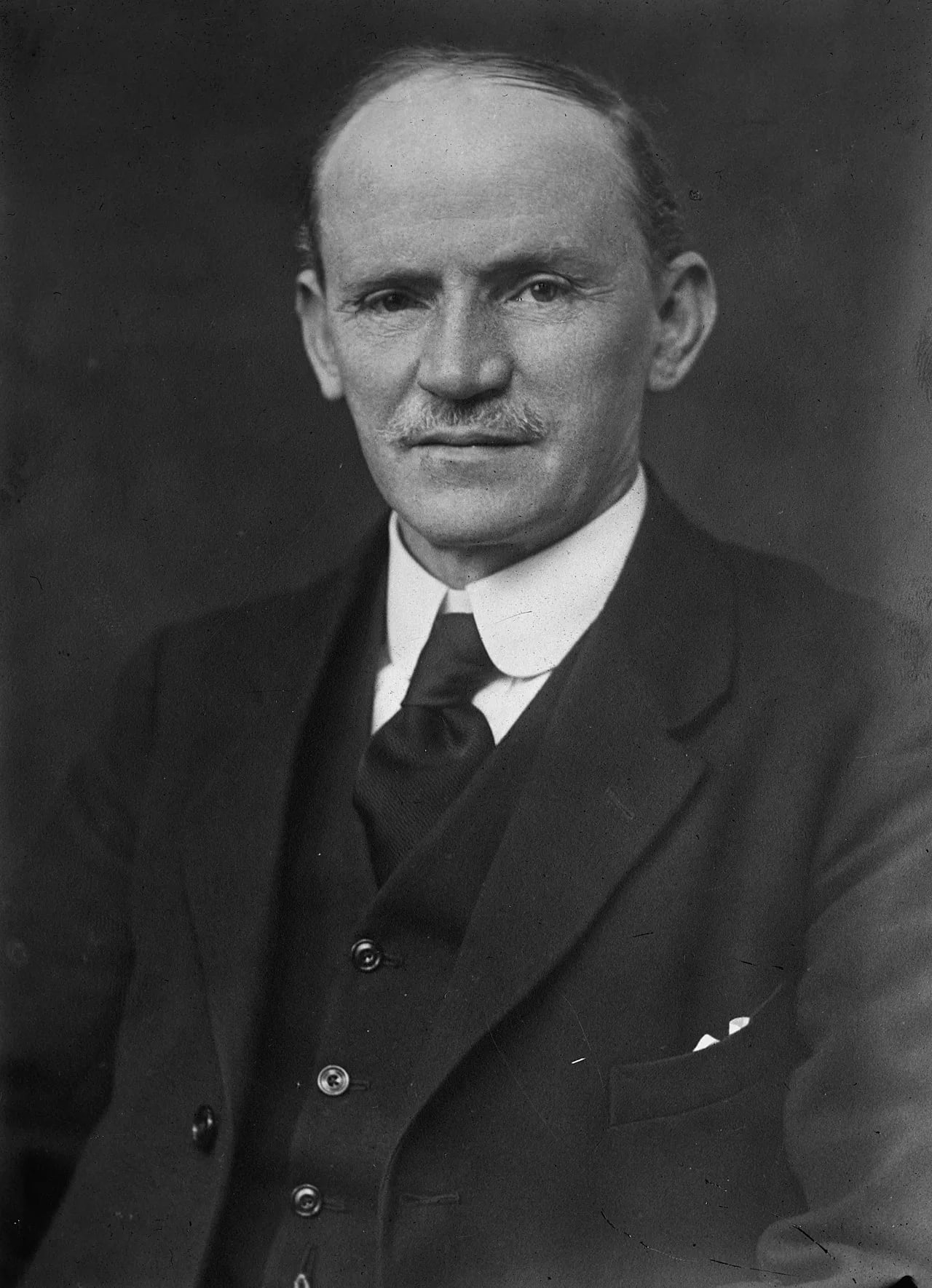 Portrait of Alfred Fowler (1868–1940) – memorial page