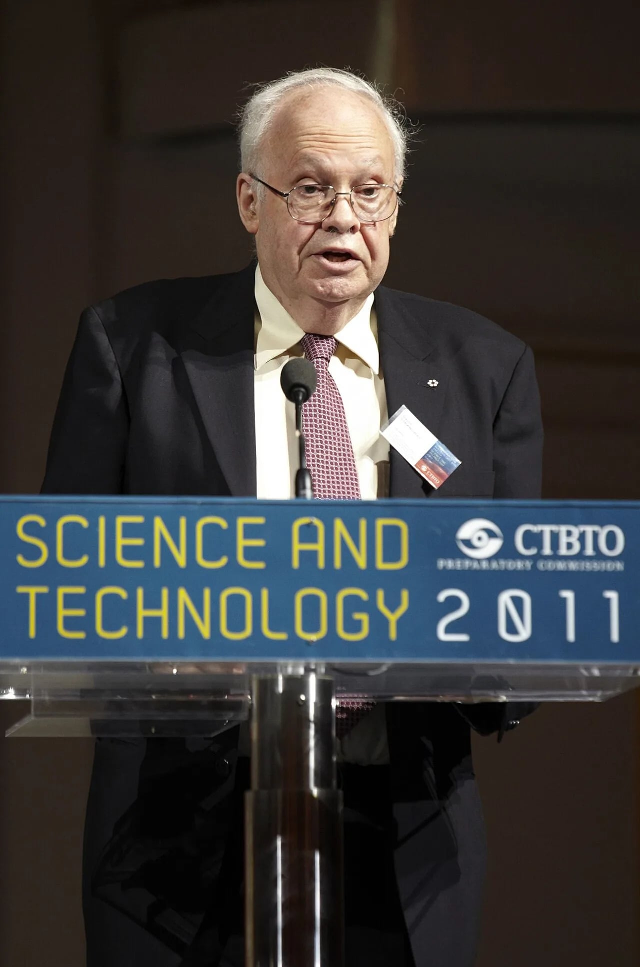 Porträt von David Strangway (1934–2016) – Gedenkseite
