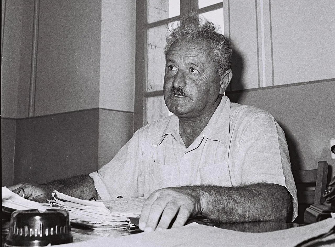 Portrait of David Tuviyahu (1898–1975) – memorial page