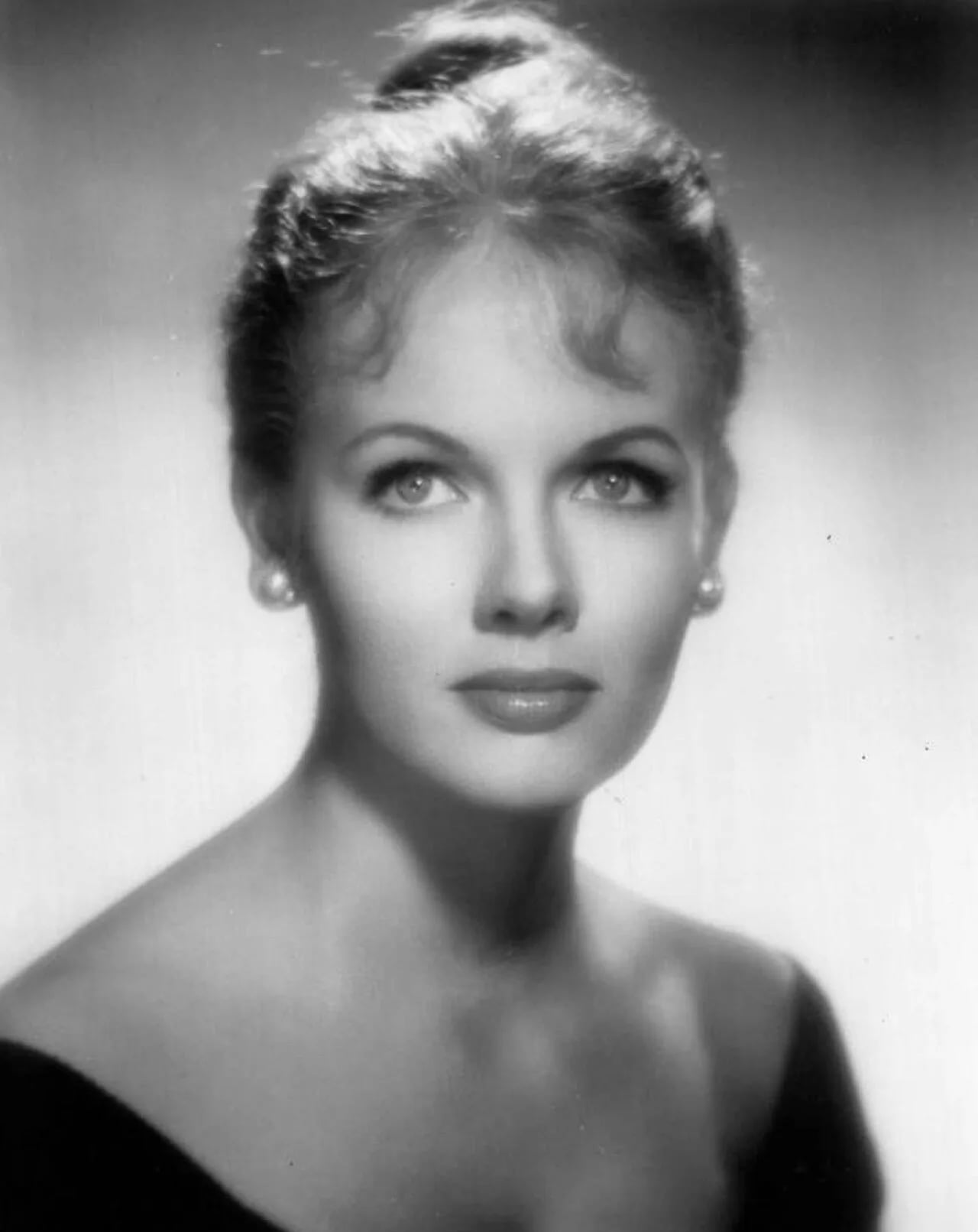 Portrait of Diana Millay (1935–2021) – memorial page