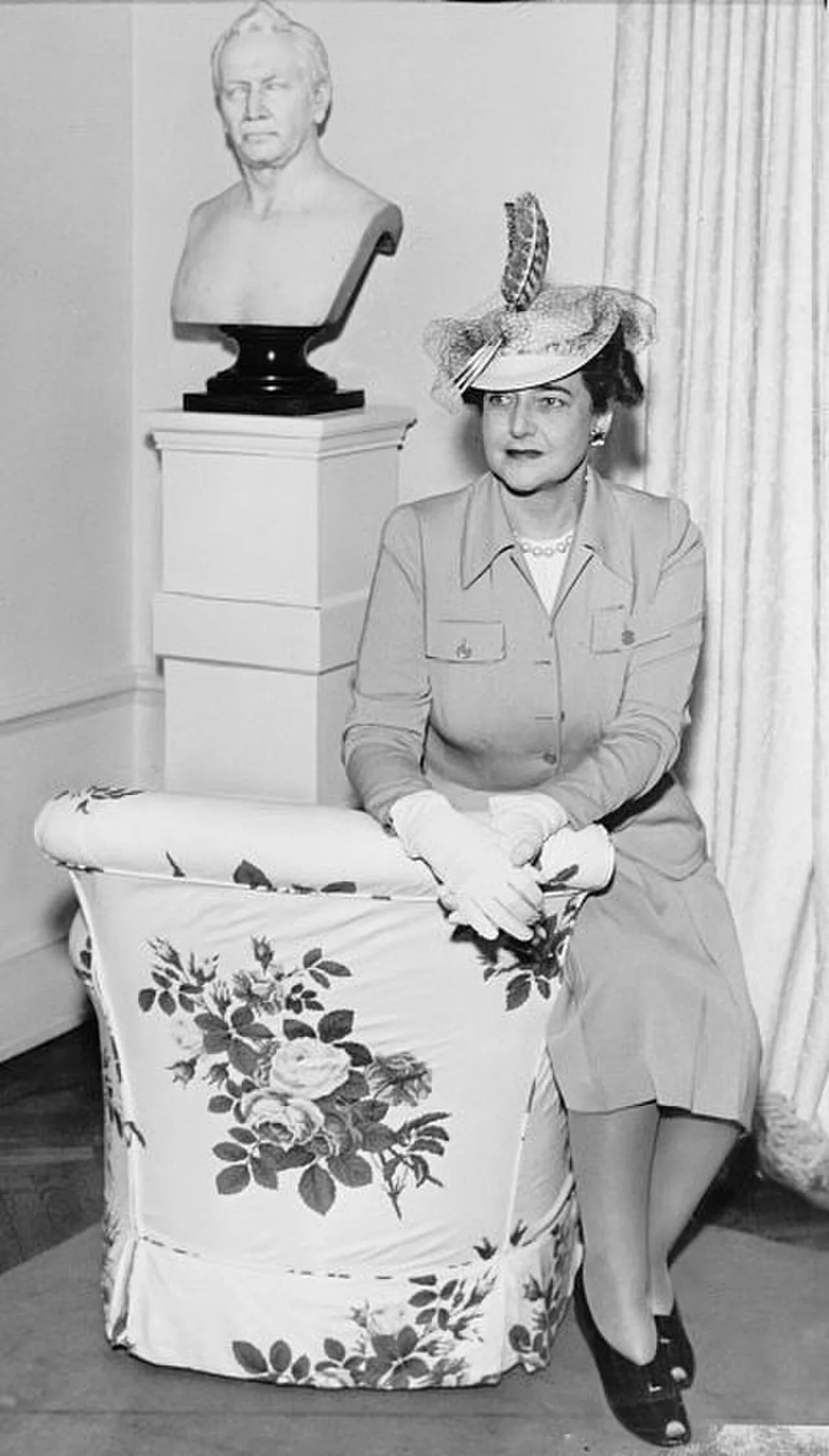 Porträt von Dorothy Draper (1889–1969) – Gedenkseite
