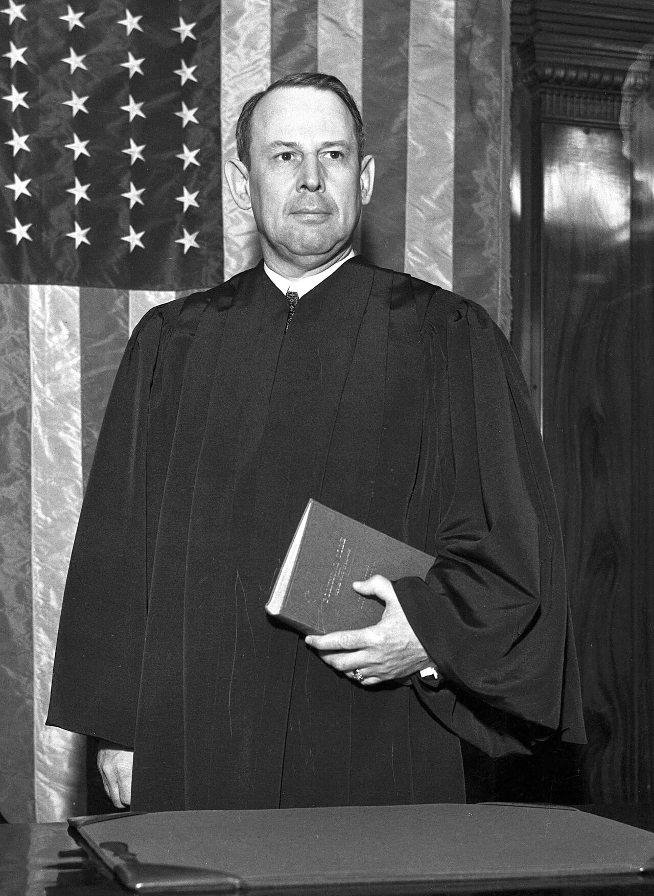 Porträt von Douglas L. Edmonds (1887–1962) – Gedenkseite
