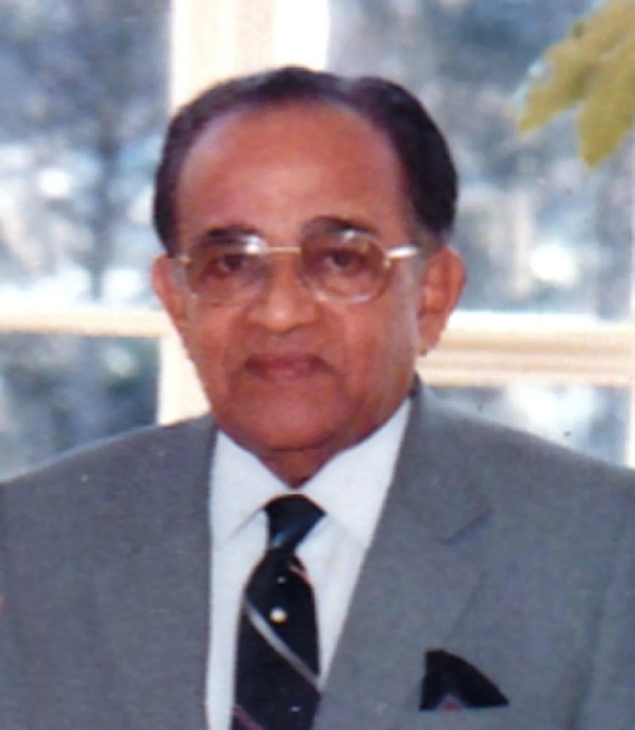 Porträt von E. L. B. Hurulle (1919–2009) – Gedenkseite