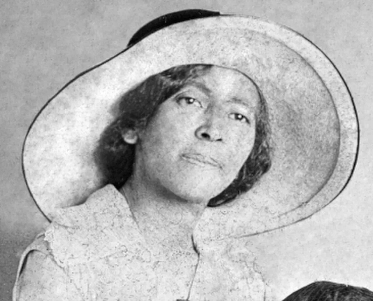 Portrait of Eartha M. M. White (1876–1974) – memorial page