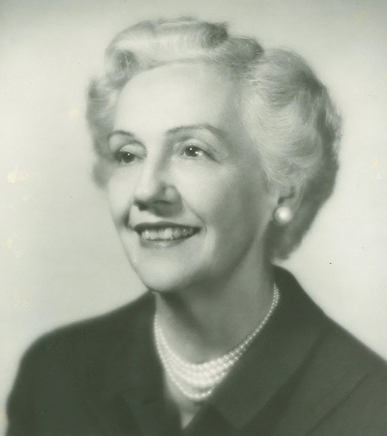 Portrait of Edna O. Simpson (1891–1984) – memorial page