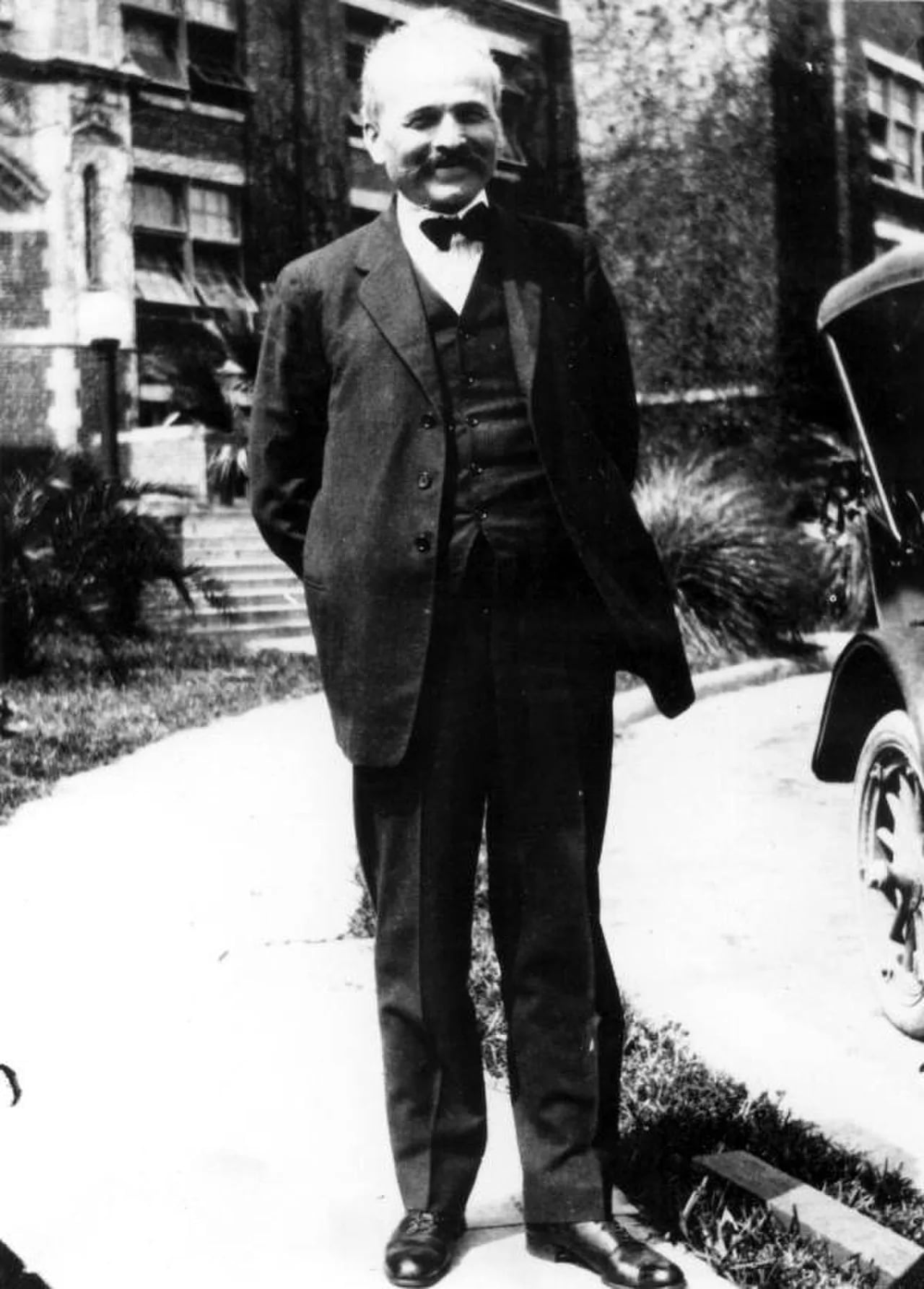 Porträt von Edward Conradi (1869–1944) – Gedenkseite