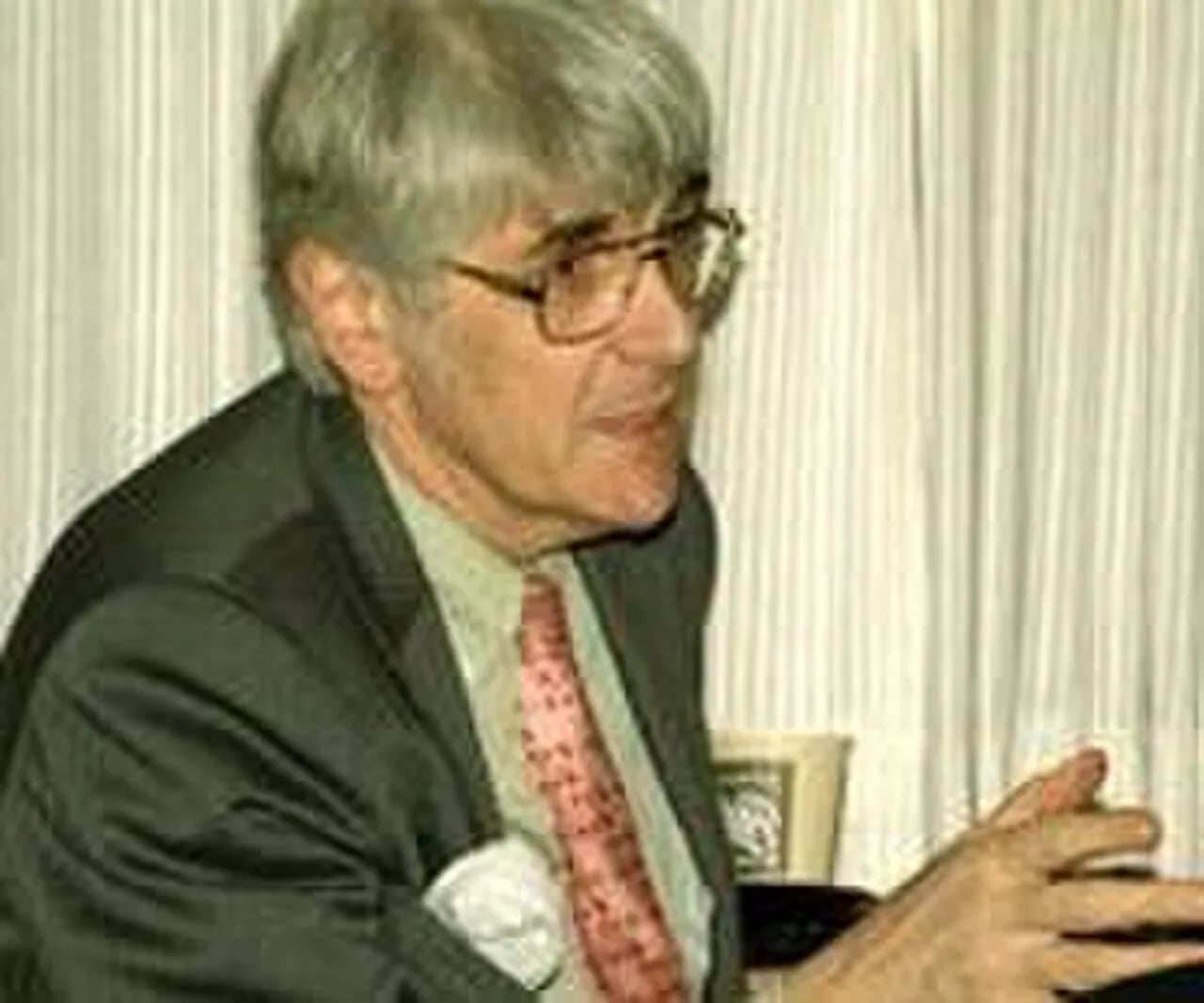 Porträt von Edward Mortimer (1943–2021) – Gedenkseite