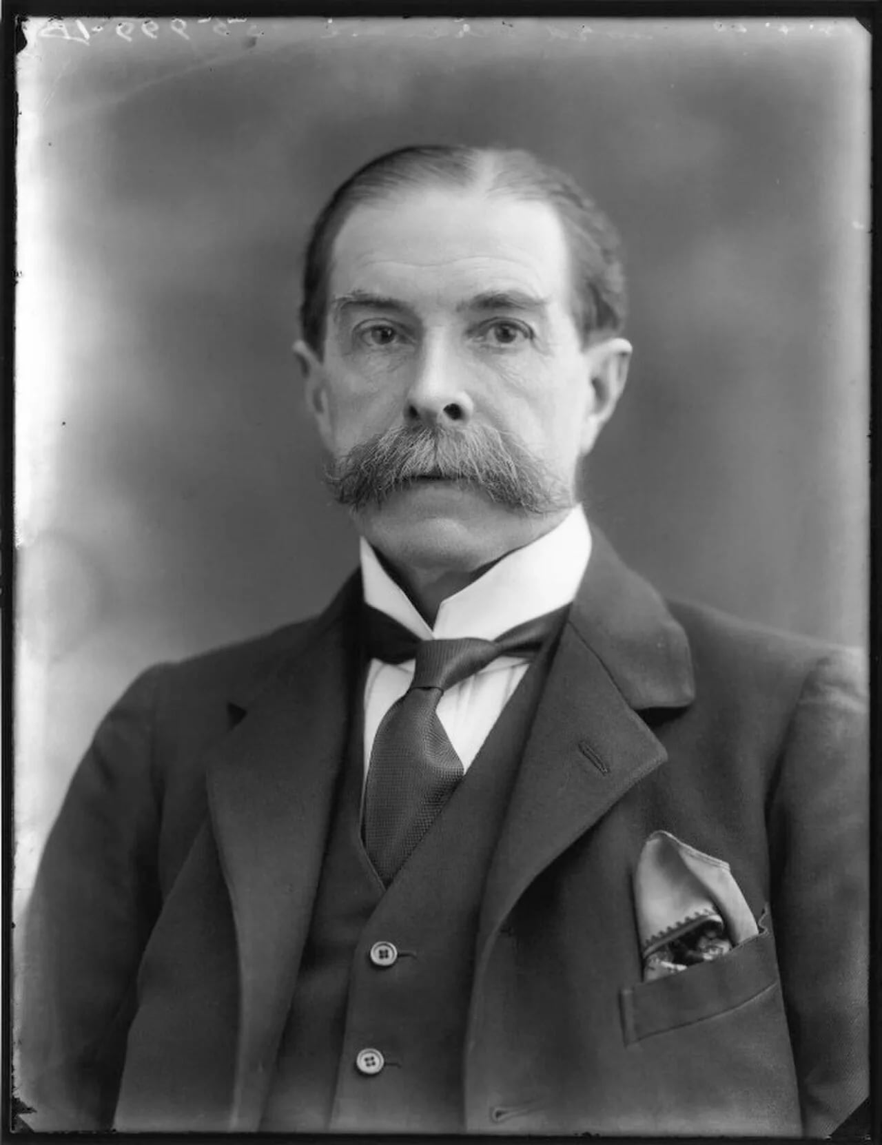 Porträt von Edward Strachey, 1. Baron Strachie (1858–1936) – Gedenkseite