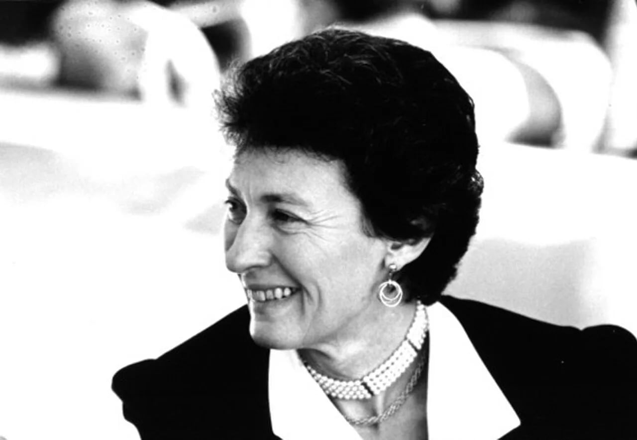 Porträt von Elizabeth Esteve-Coll (1938–2024) – Gedenkseite