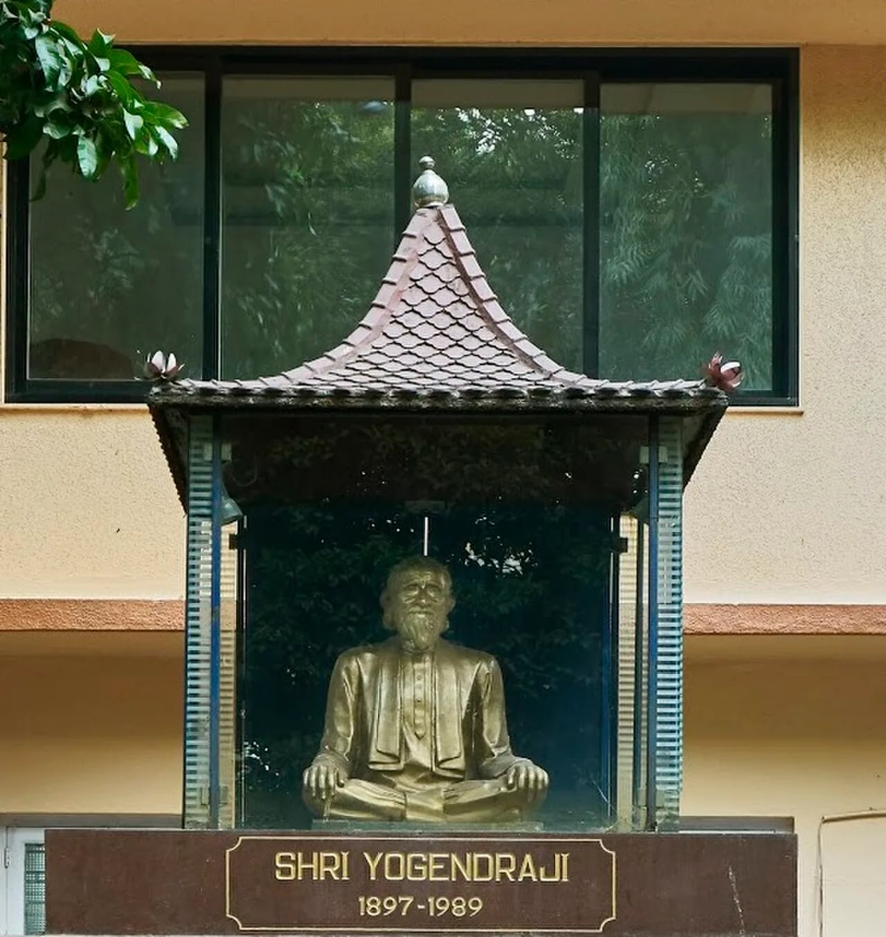 Porträt von Yogendra (1897–1989) – Gedenkseite
