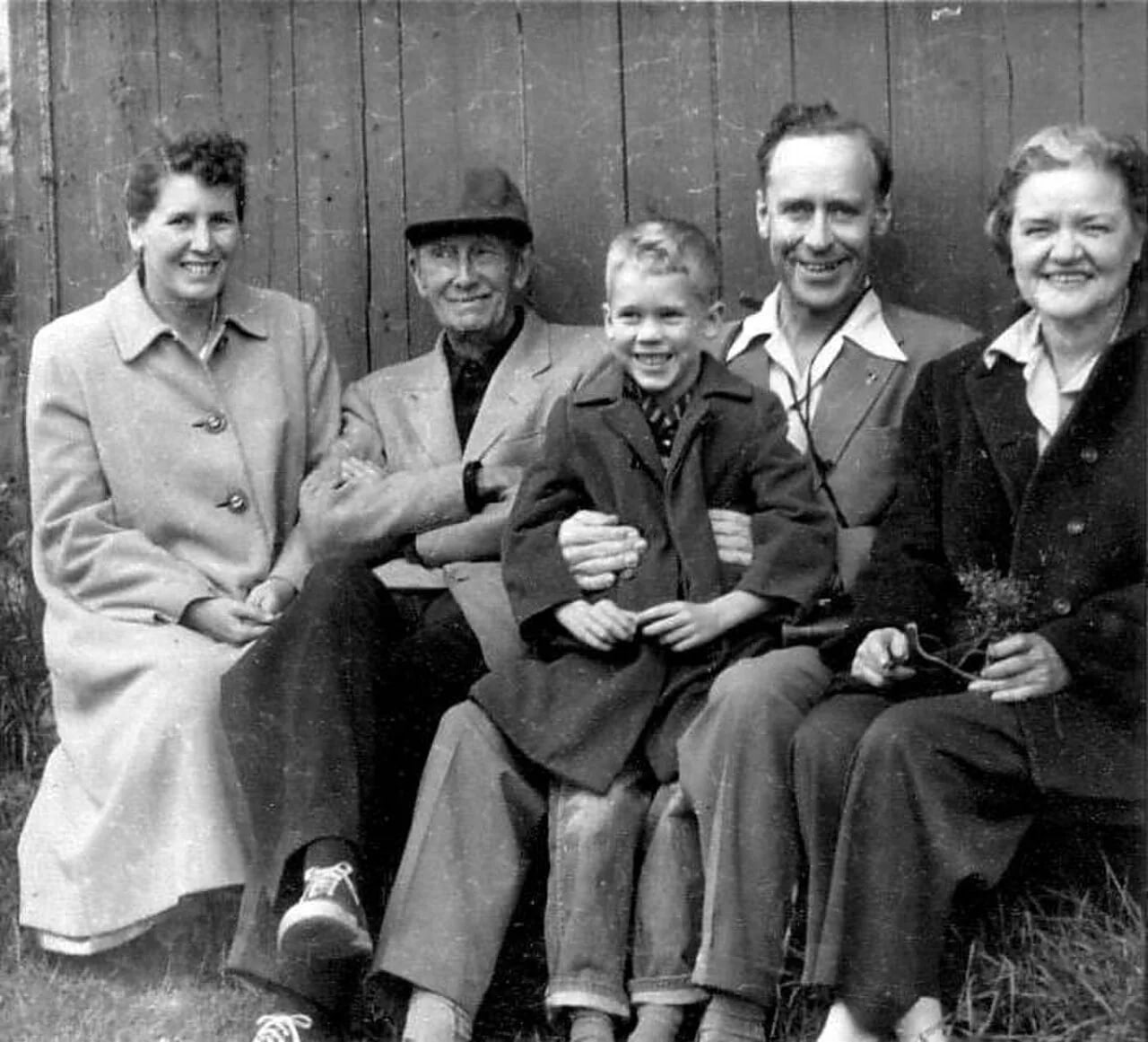 Portrait of Elswyth Thane (1900–1984) – memorial page