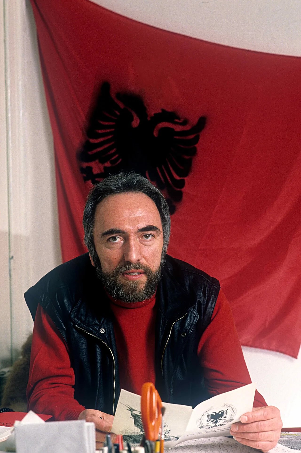 Porträt von Enver Hadri (1941–1990) – Gedenkseite