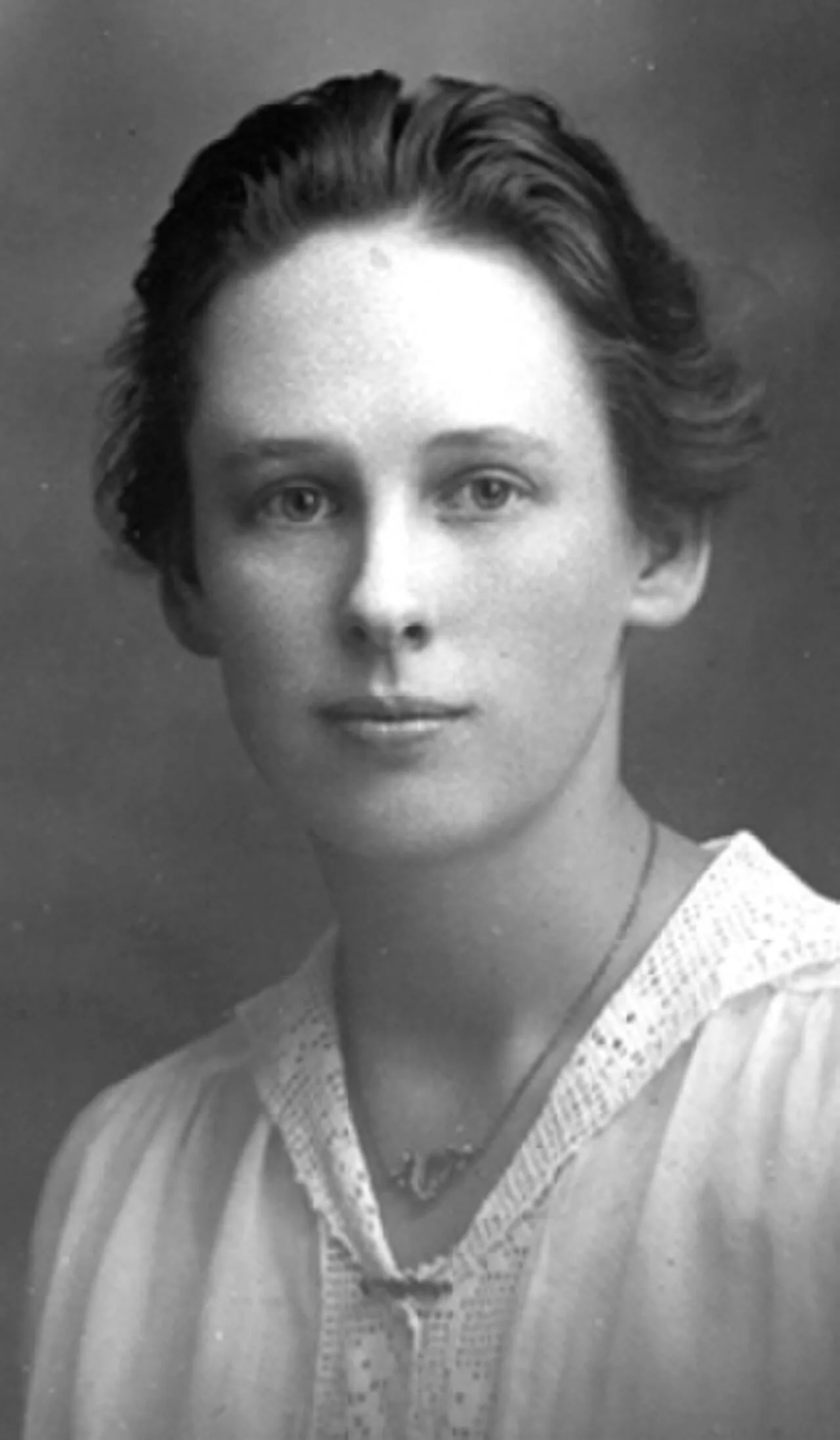 Portrait of Esther Hill (1895–1985) – memorial page