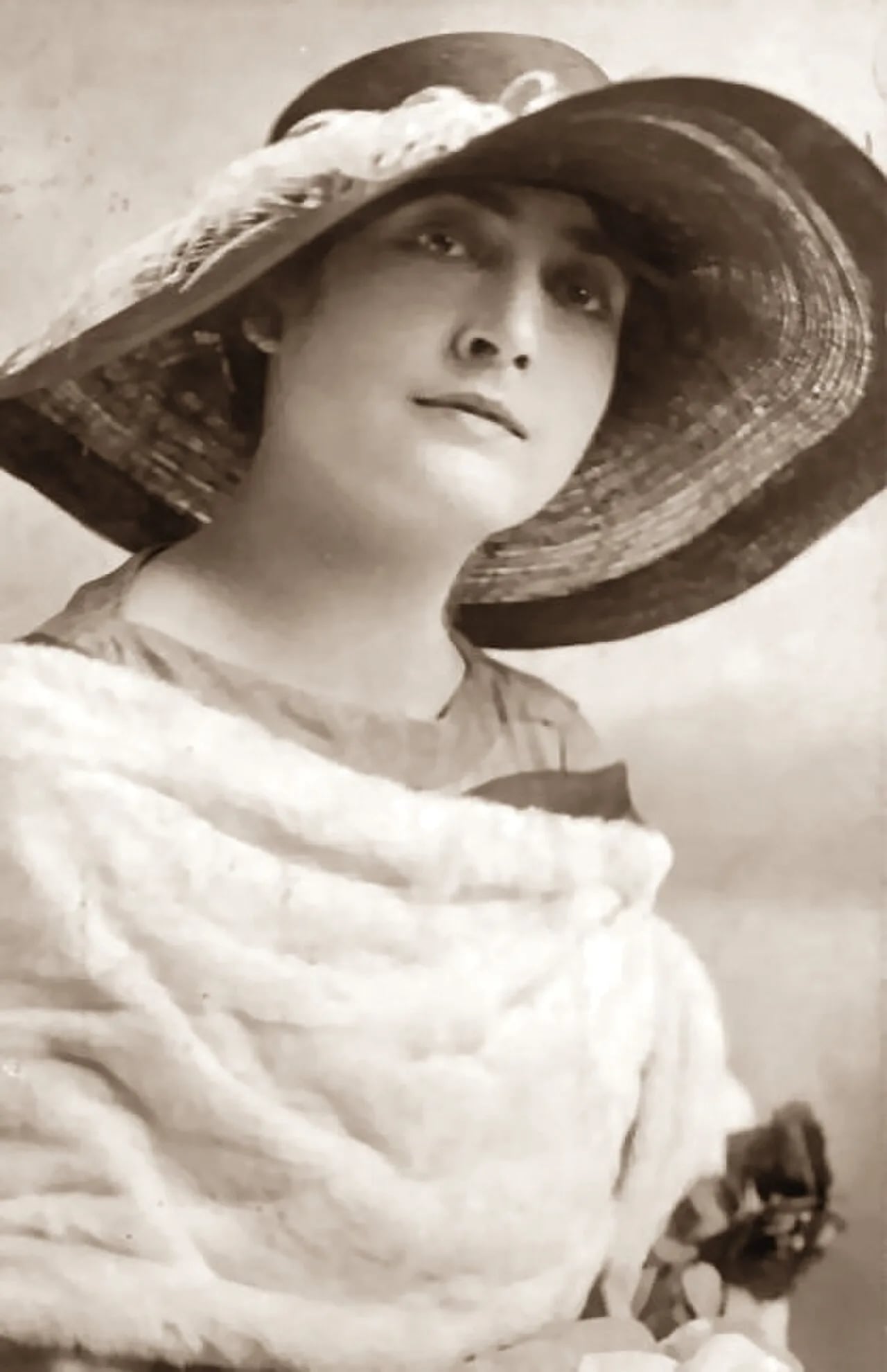 Porträt von Flore Revalles (1889–1966) – Gedenkseite