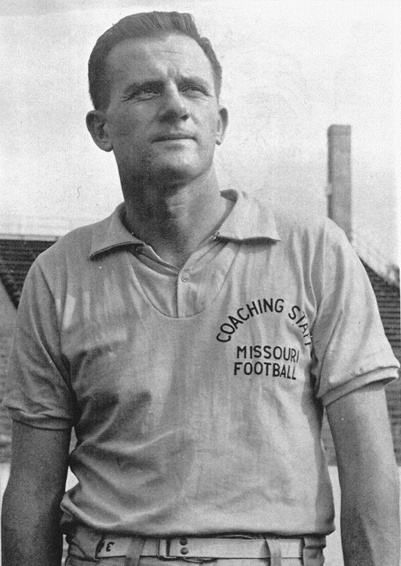 Portrait of Frank Broyles (1924–2017) – memorial page