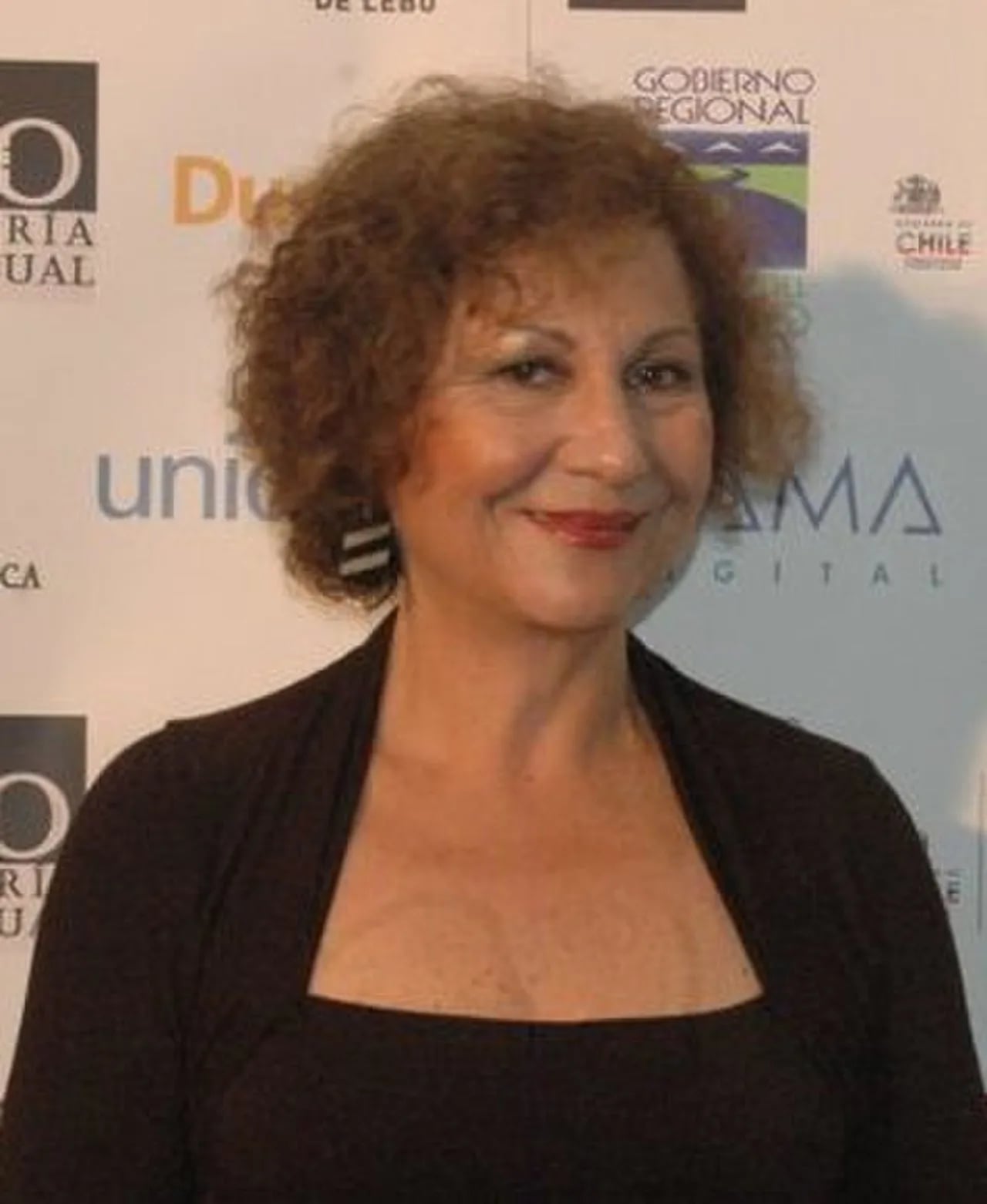 Porträt von Teresita Reyes (1950–2025) – Gedenkseite