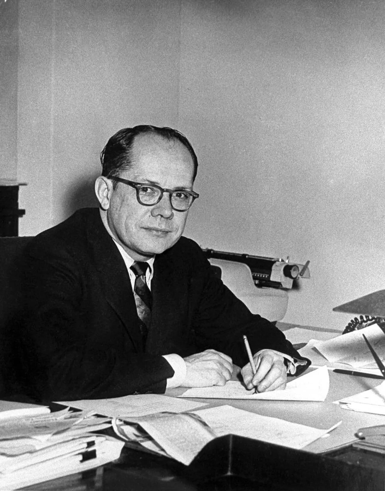 Portrait of Fred Dutton (1923–2005) – memorial page