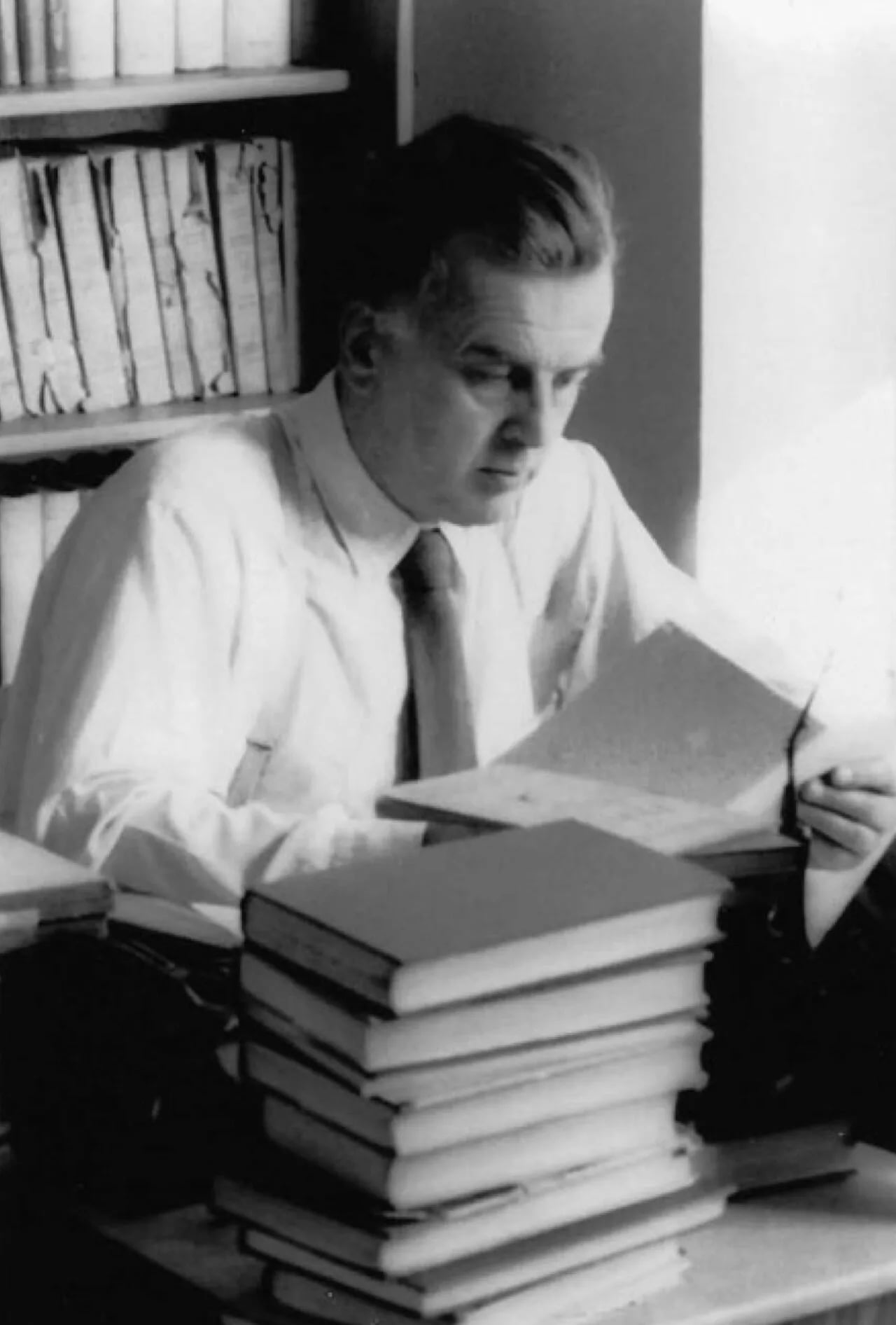 Portrait of Martin Wight (1913–1972) – memorial page
