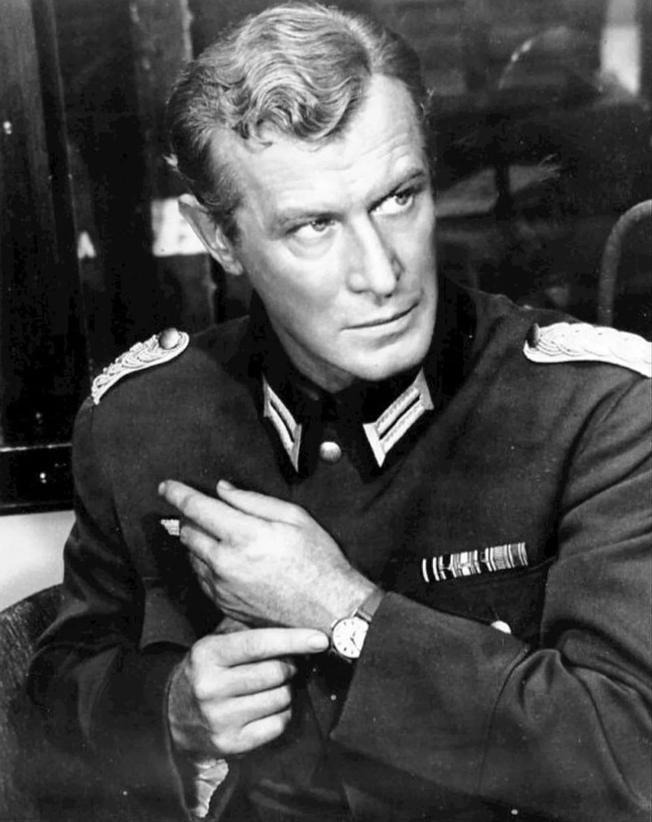 Portrait of Edward Mulhare (1923–1997) – memorial page