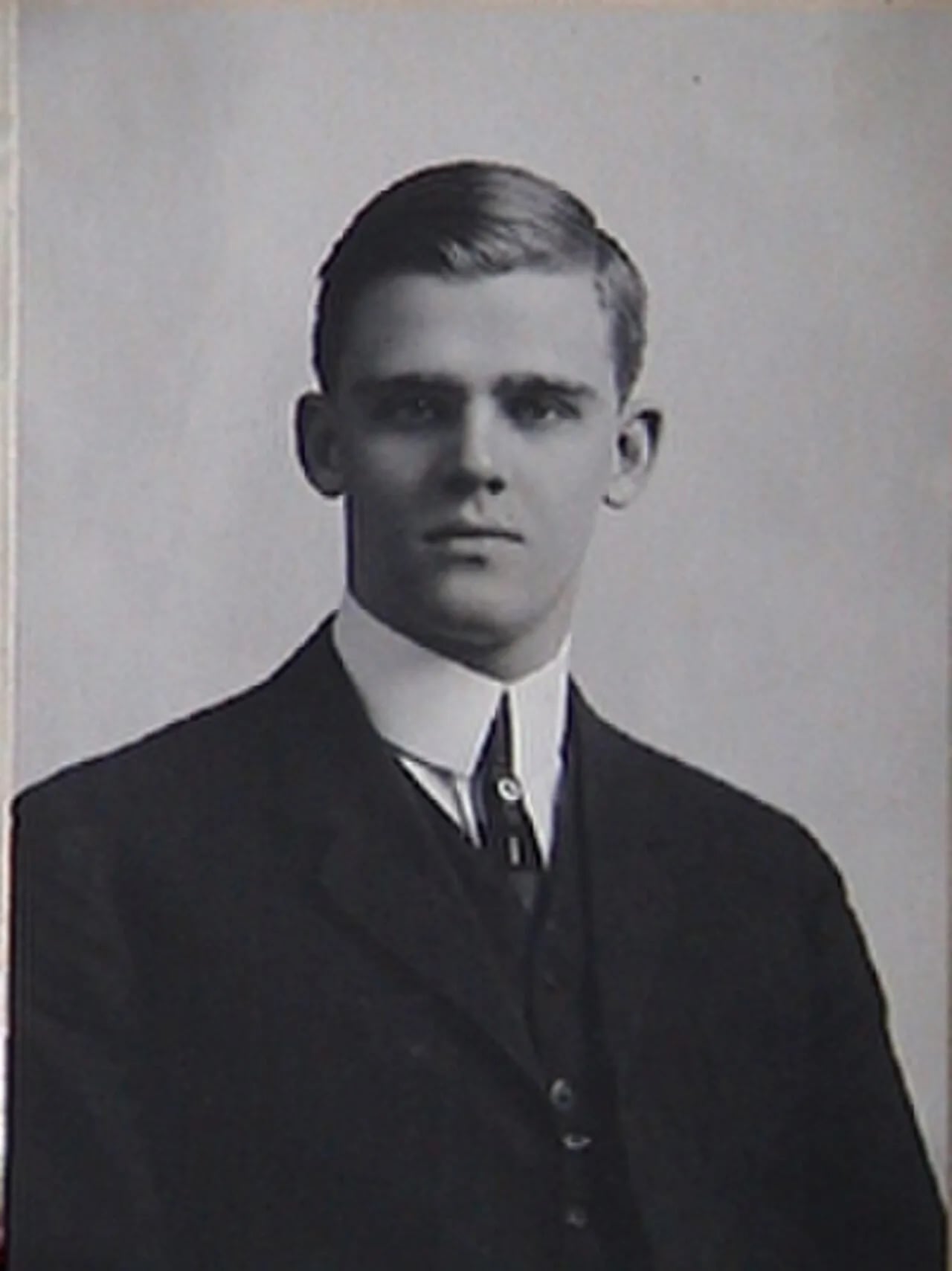 Portrait of George Edward Akerson (1889–1937) – memorial page