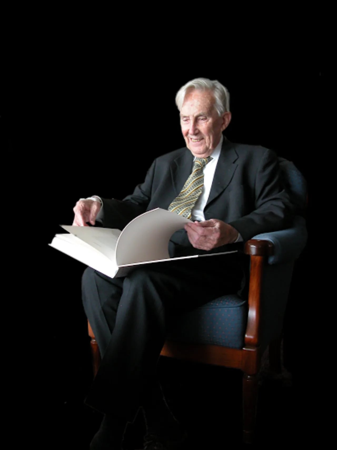 Portrait of Lipke Bijdeley Holthuis (1921–2008) – memorial page