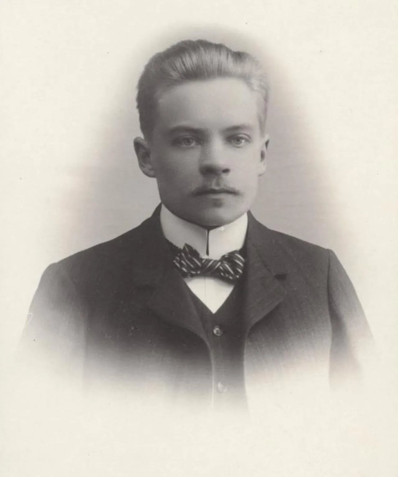 Portrait of Veikko Kyander (1885–1971) – memorial page
