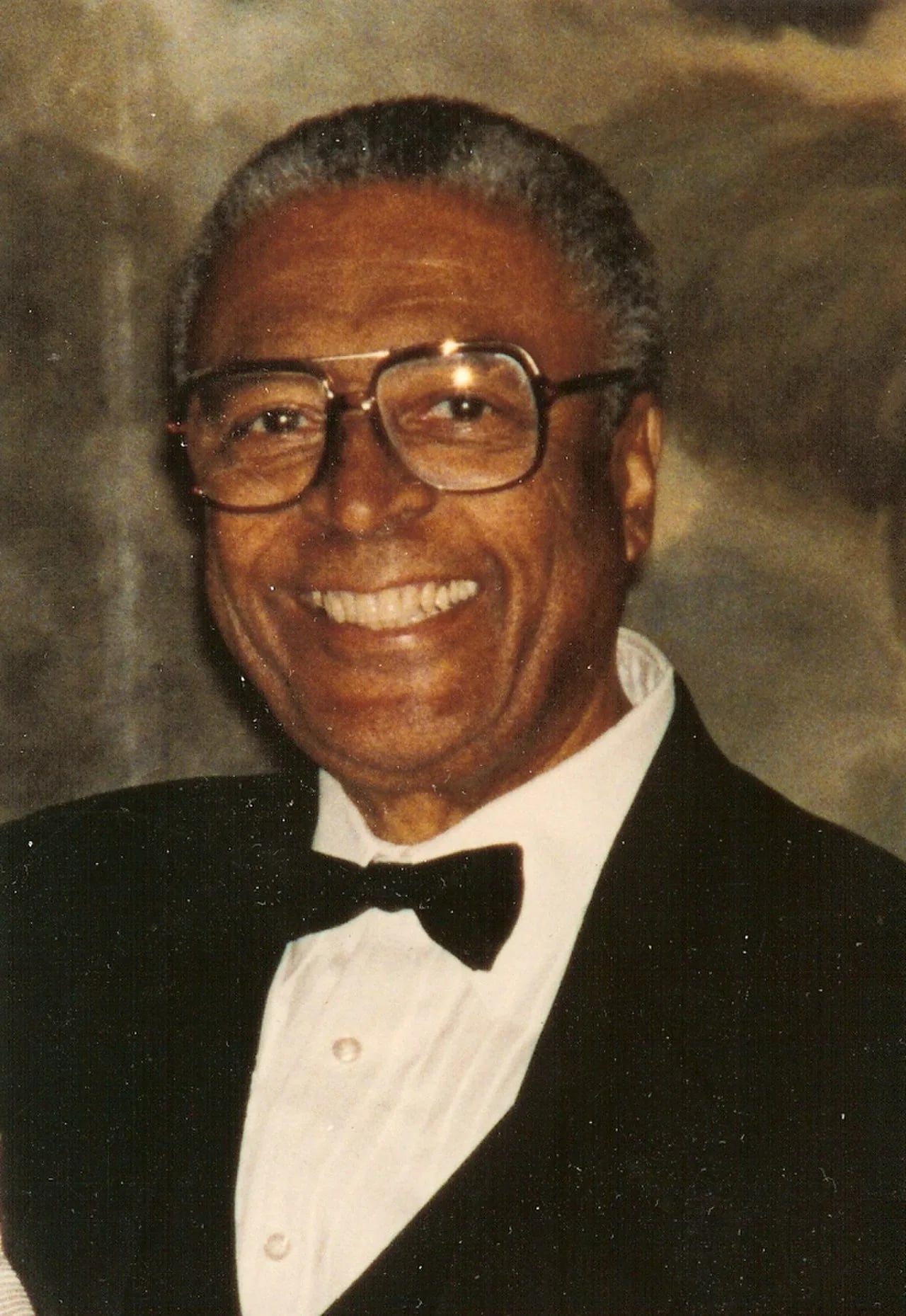 Porträt von George L. Brown (1926–2006) – Gedenkseite