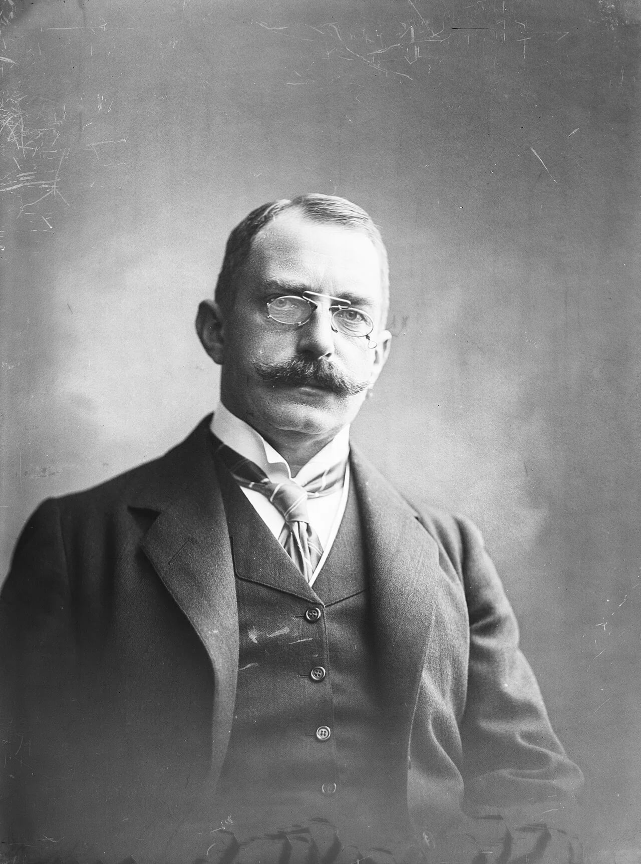 Porträt von William Ahlefeldt-Laurvig (1860–1923) – Gedenkseite