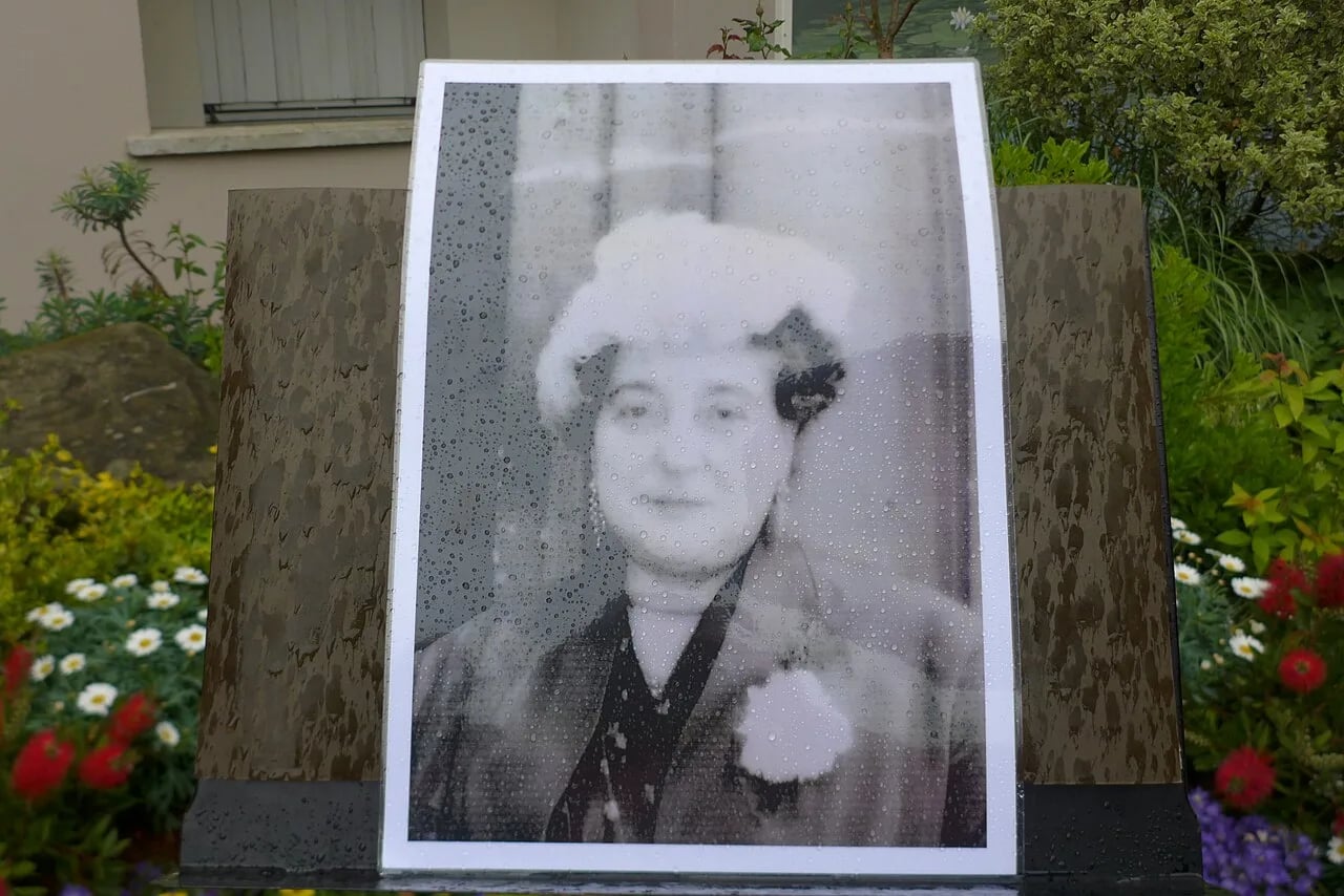 Porträt von Yvonne Deltour (1894–1974) – Gedenkseite