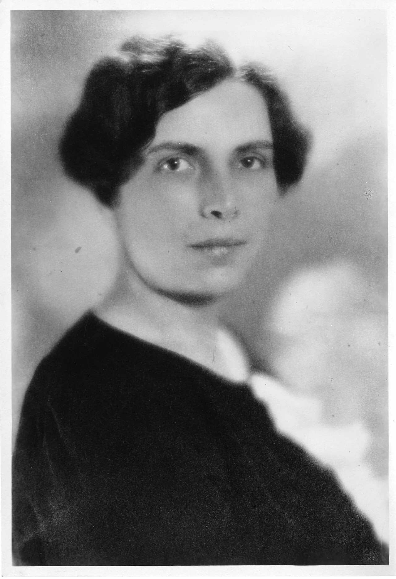 Portrait of Gladys Dick (1881–1963) – memorial page