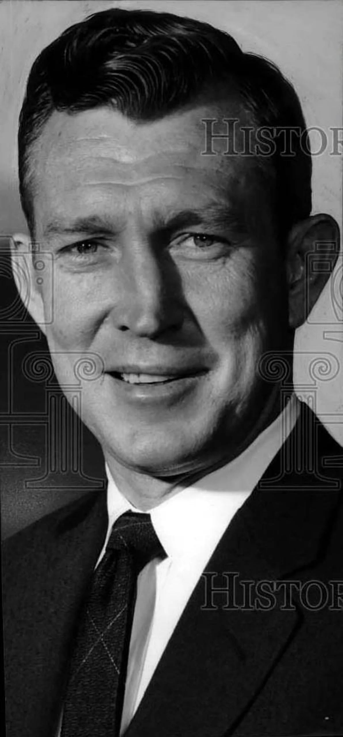 Portrait of Glenn Dobbs (1920–2002) – memorial page