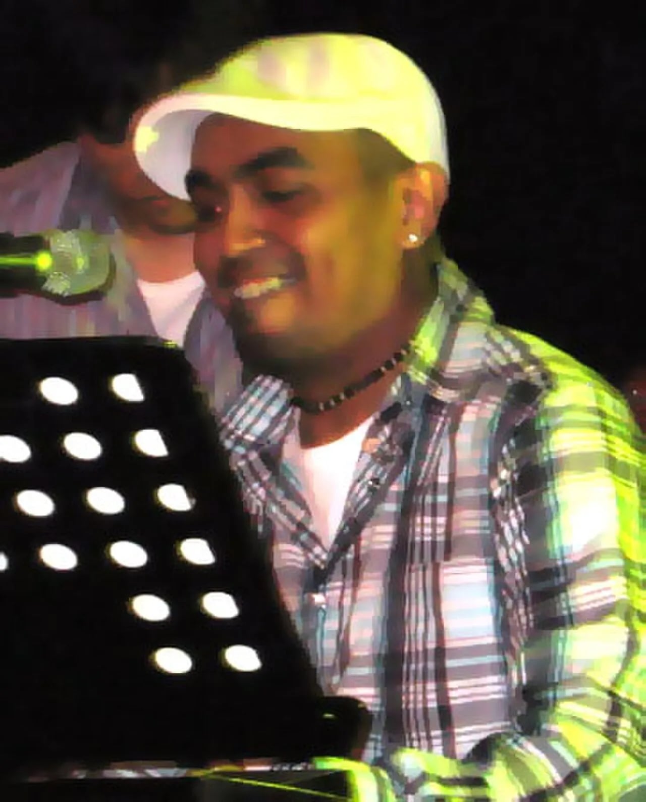 Portrait of Glenn Fredly (1975–2020) – memorial page