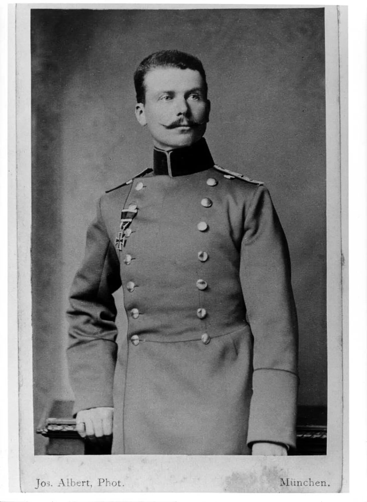 Porträt von Alfred Graf Eckbrecht von Dürckheim-Montmartin (1850–1912) – Gedenkseite