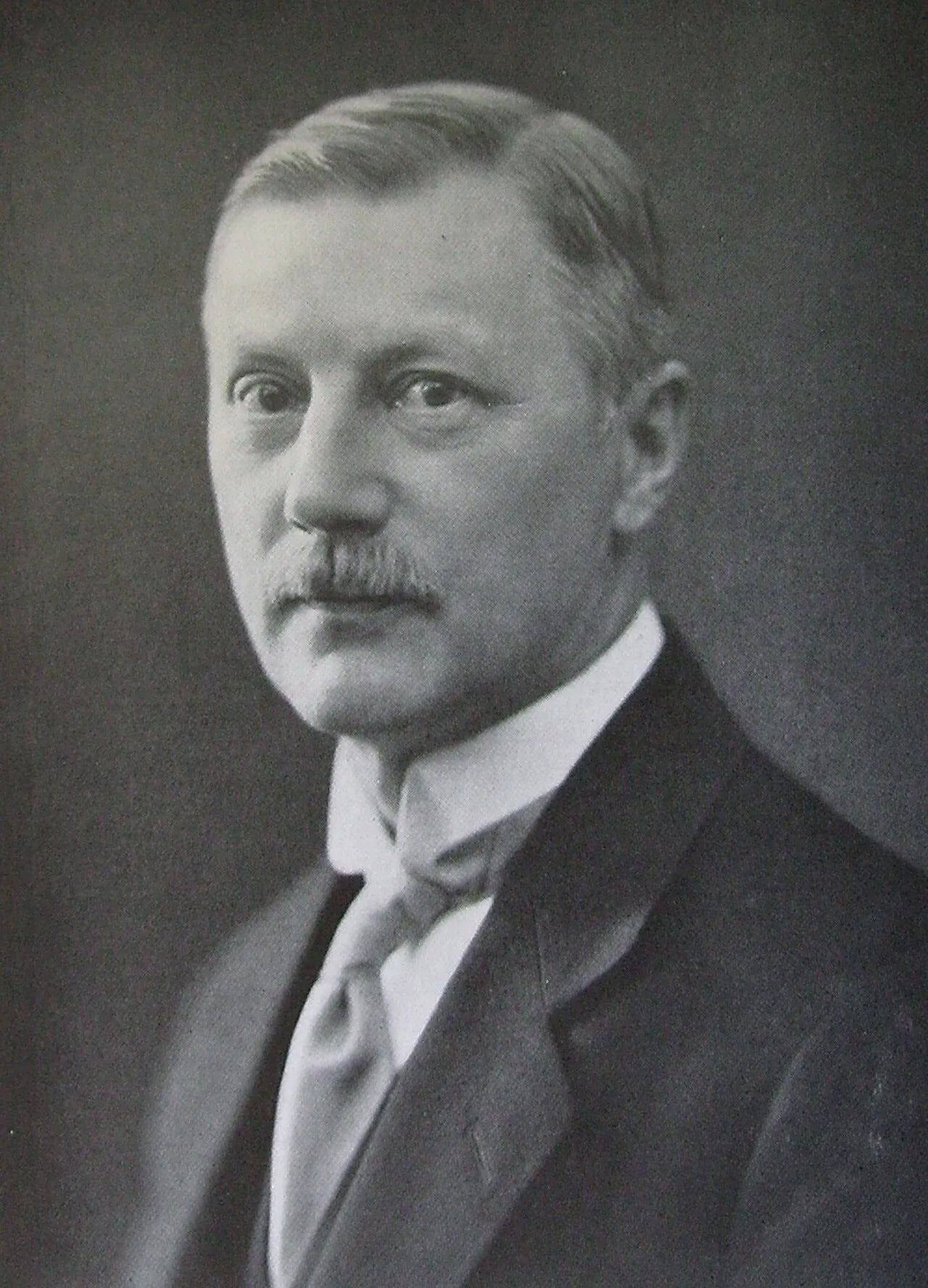 Portrait of Axel Carlander (1869–1939) – memorial page