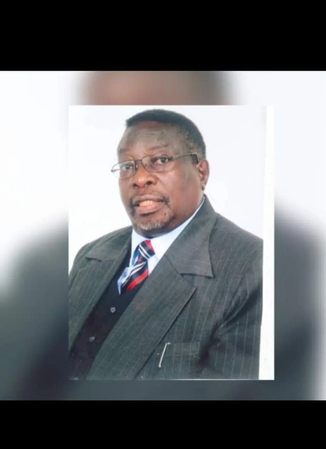 Porträt von Hadino Hishongwa (1943–2023) – Gedenkseite