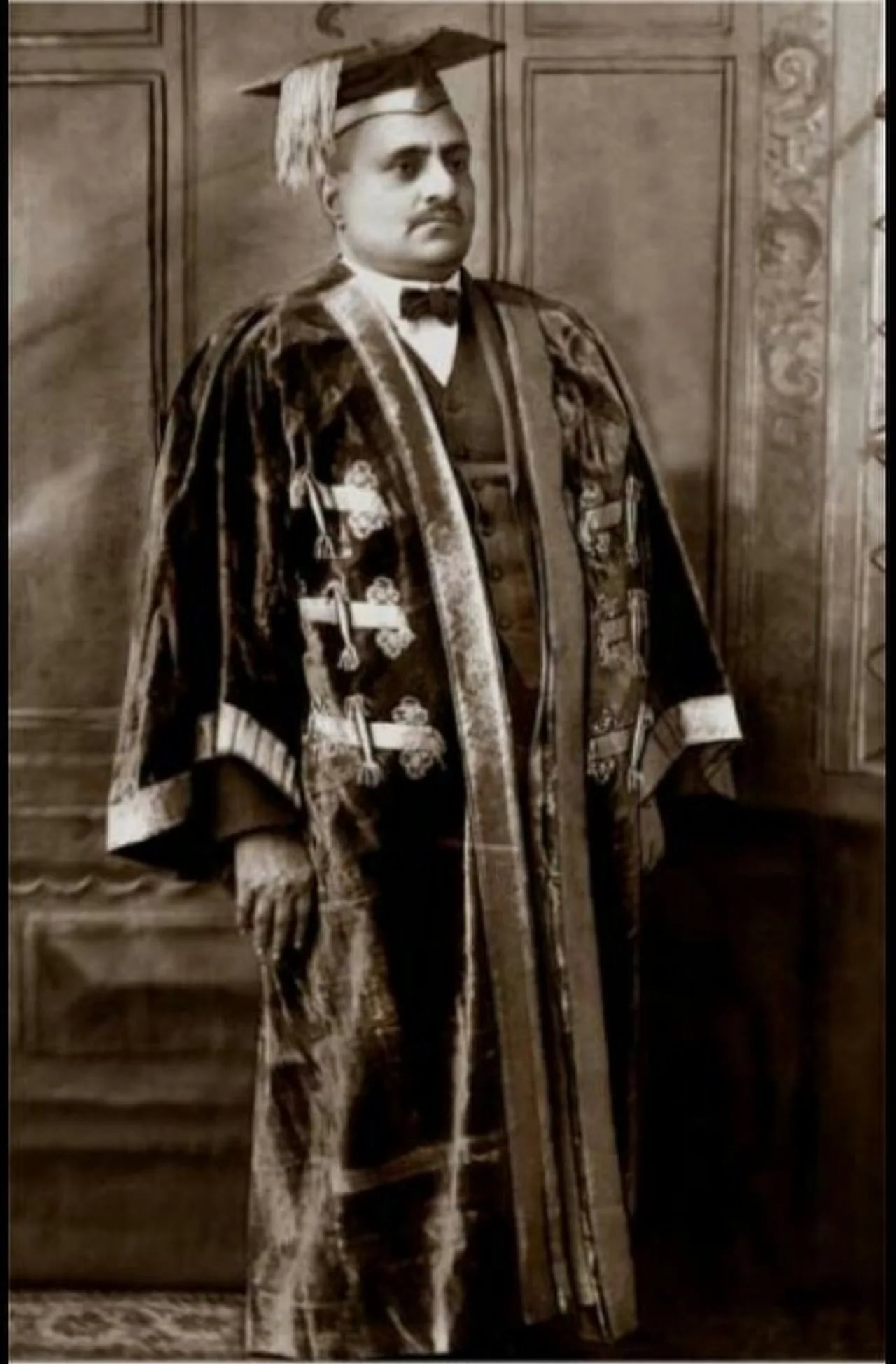 Porträt von Hari Singh Gour (1870–1949) – Gedenkseite