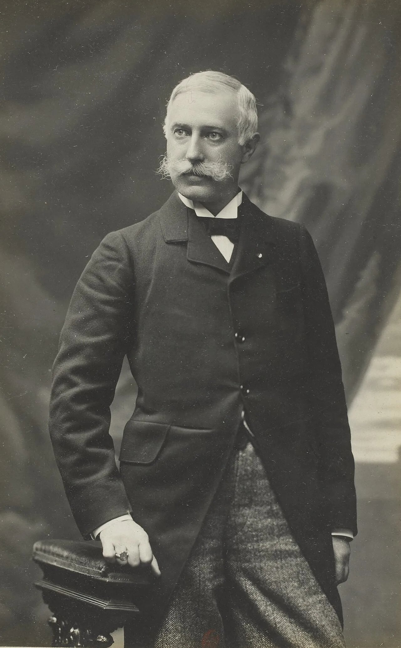 Porträt von Maurice de La Fargue (1853–1916) – Gedenkseite