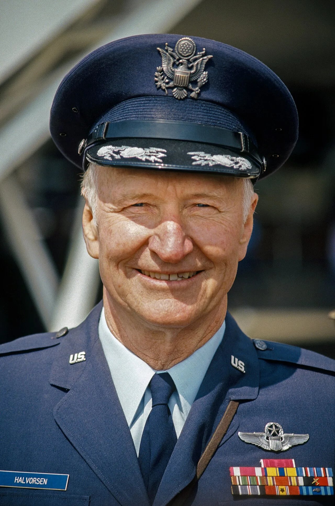 Portrait of Gail Halvorsen (1920–2022) – memorial page