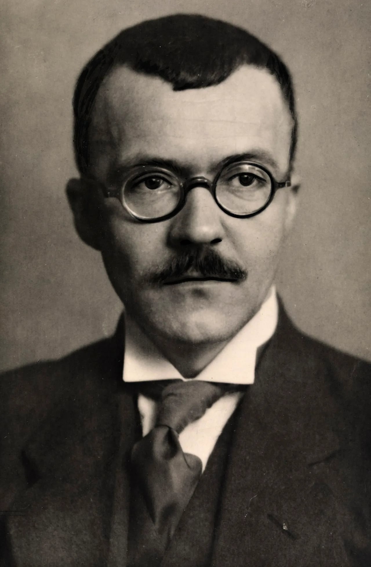 Portrait of Arnulf Øverland (1889–1968) – memorial page