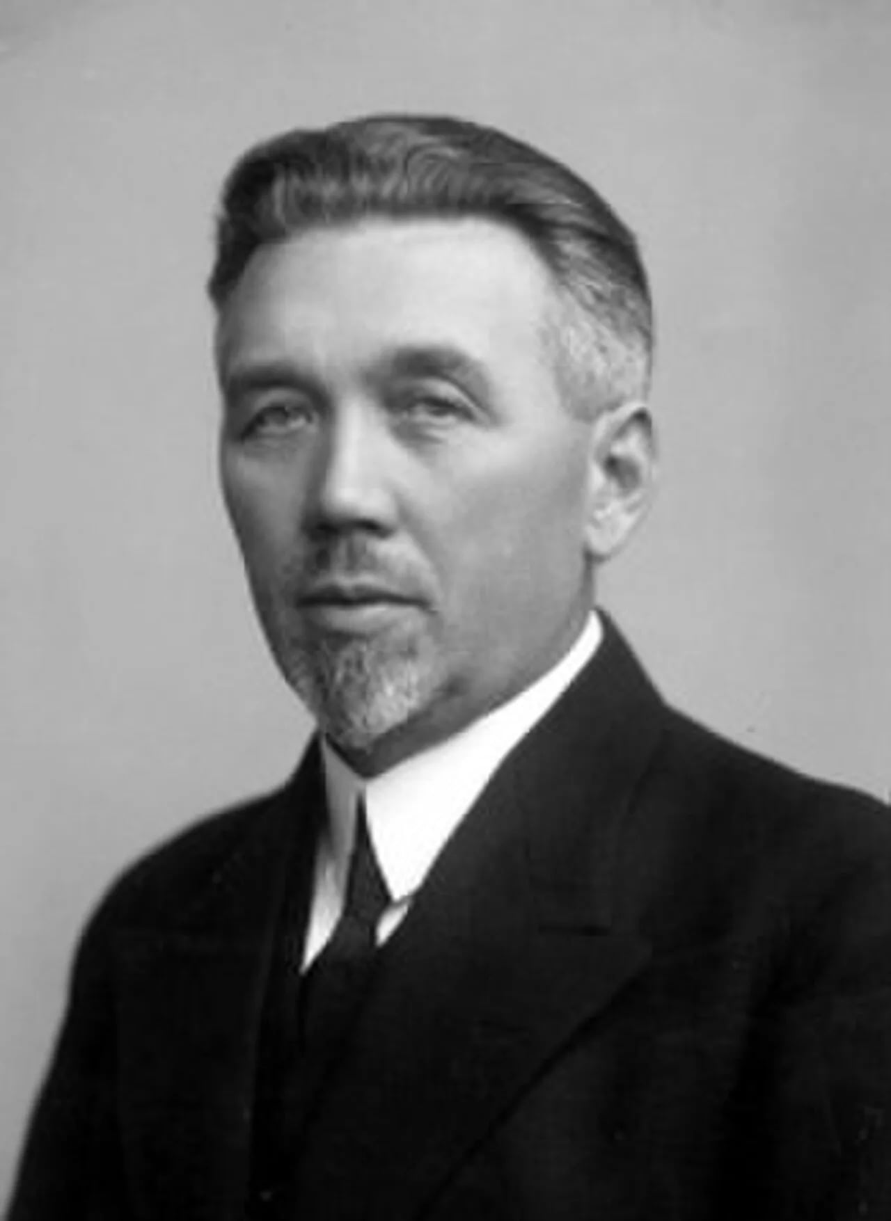 Portrait of August Ewe (1875–1956) – memorial page