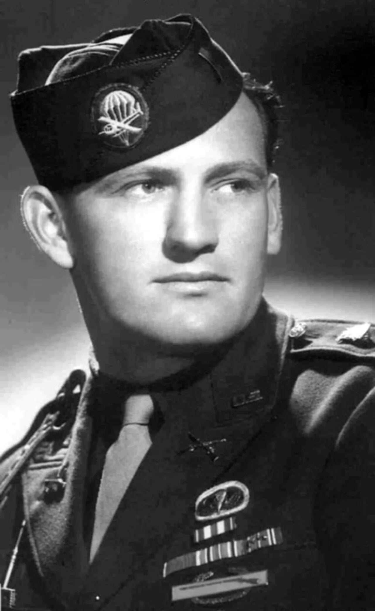 Porträt von Lynn Compton (1921–2012) – Gedenkseite
