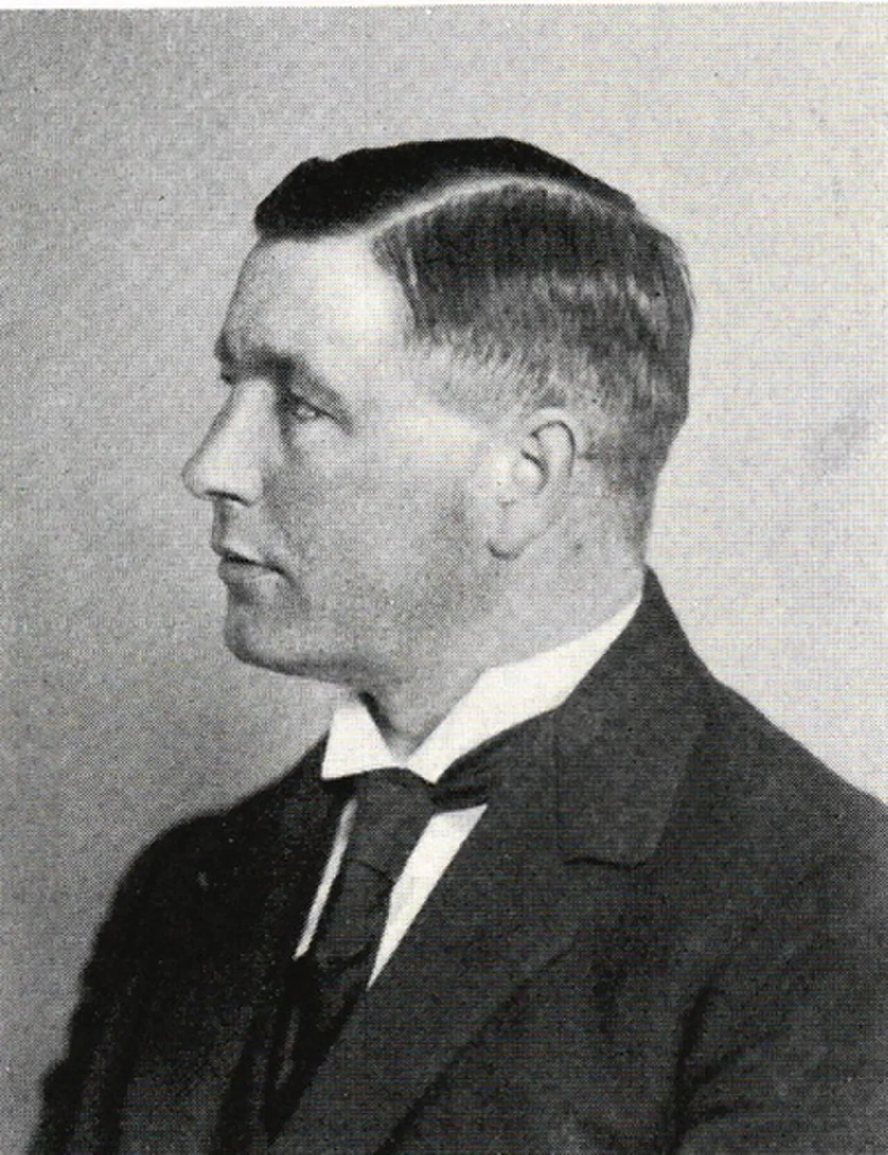 Portrait of Gustaf Hellbacken (1885–1961) – memorial page