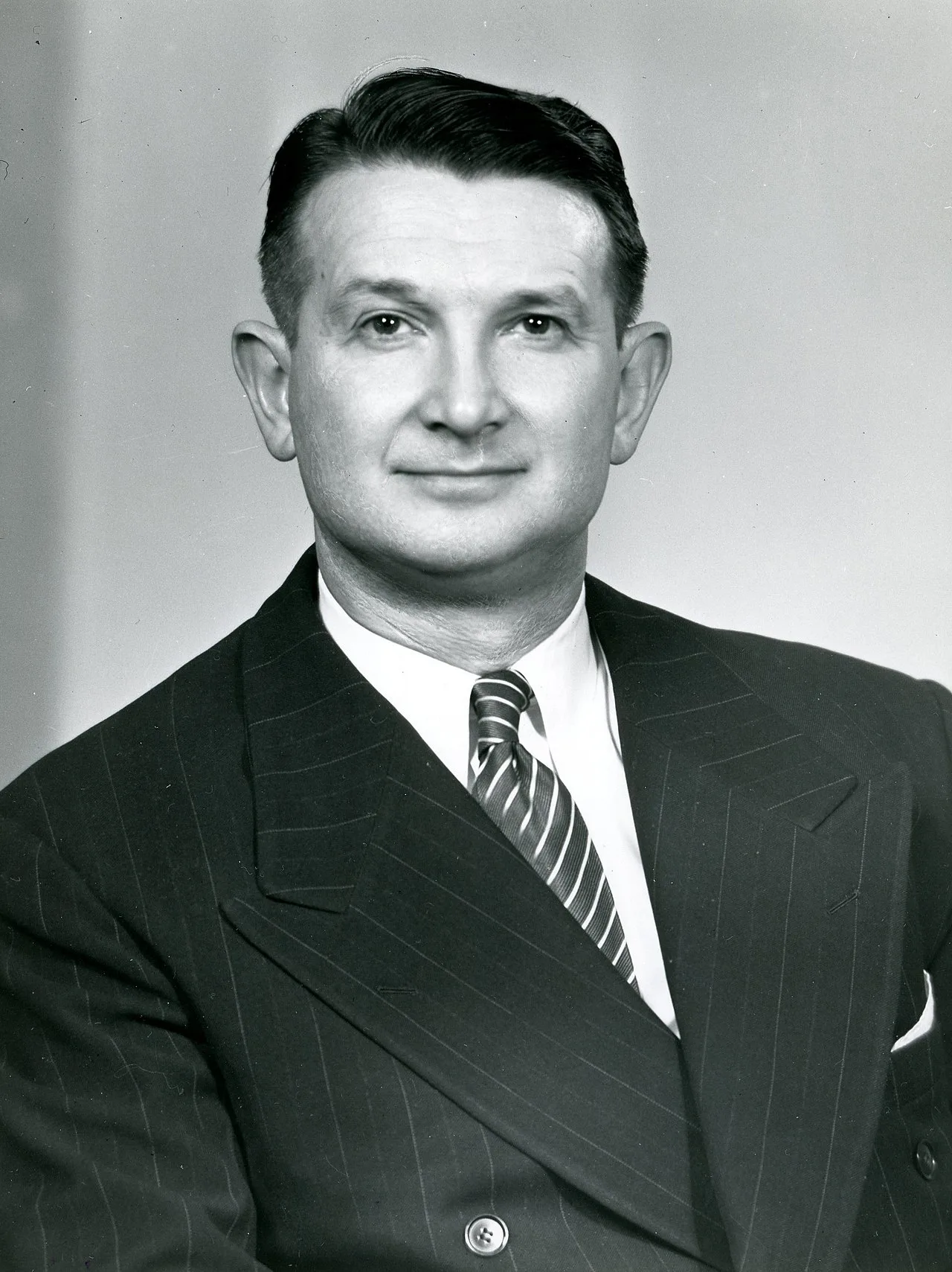 Portrait of Walter P. McConaughy (1908–2000) – memorial page