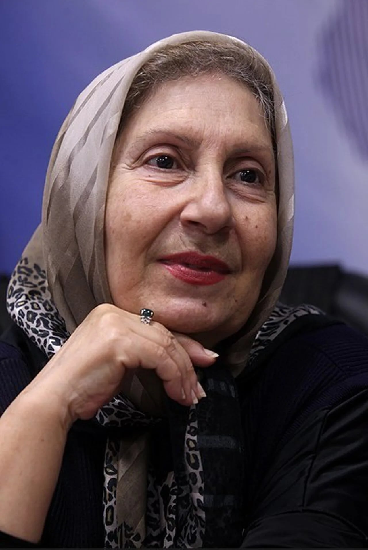 Porträt von Shirin Yazdanbakhsh (1949–2025) – Gedenkseite