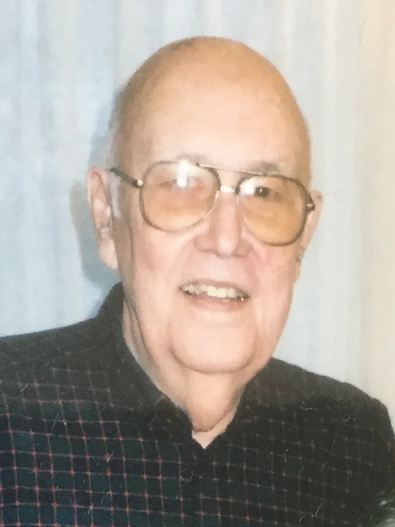 Porträt von Juan Arcocha (1927–2010) – Gedenkseite