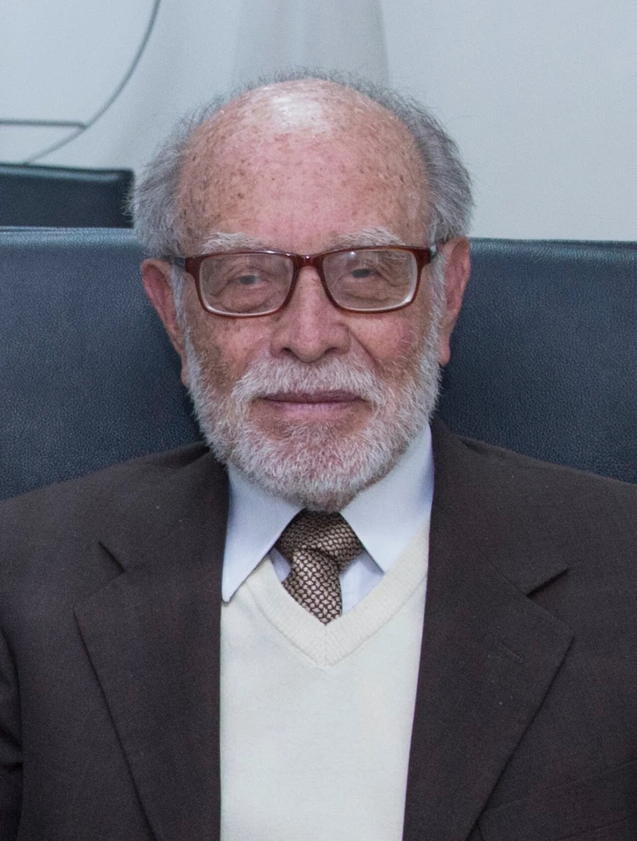 Portrait of Julio César Trujillo (1931–2019) – memorial page