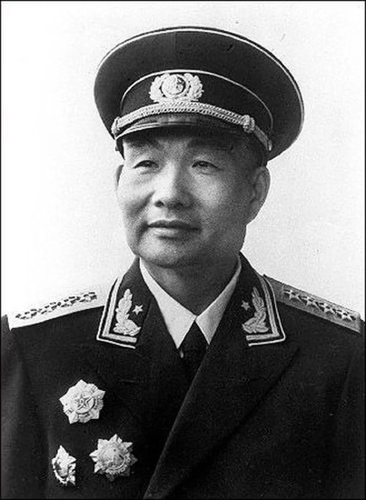 Porträt von Xiao Jinguang (1903–1989) – Gedenkseite