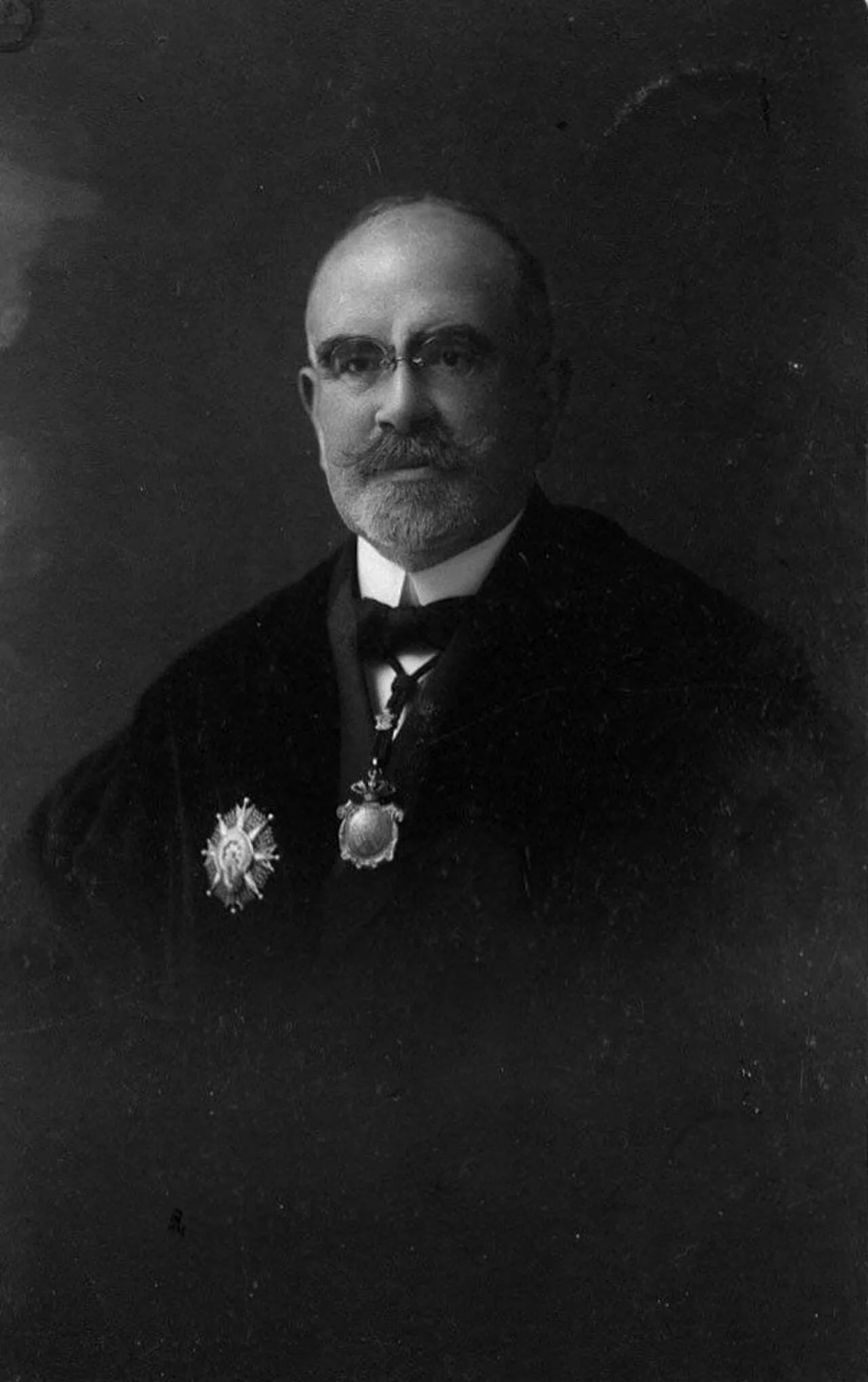 Portrait of León Corral y Maestro (1855–1939) – memorial page